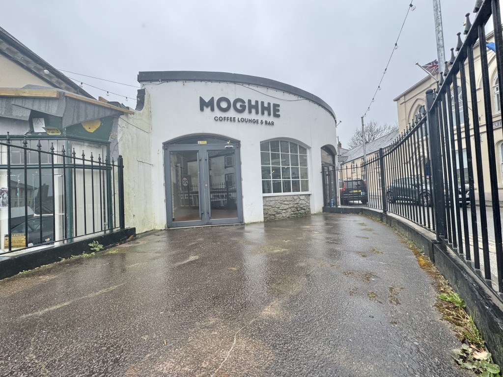 Lot: 67 - SUBSTANTIAL TOWN CENTRE COMMERCIAL PROPERTY WITH POTENTIAL - Entrance to the property from outdoor seating area